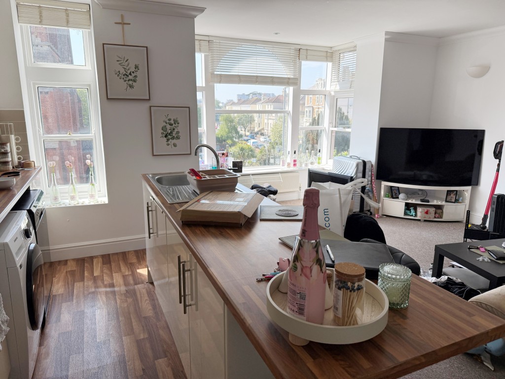 Lot: 78 - FREEHOLD MIXED USE INVESTMENT IN TOWN CENTRE - Second floor living room with kitchen